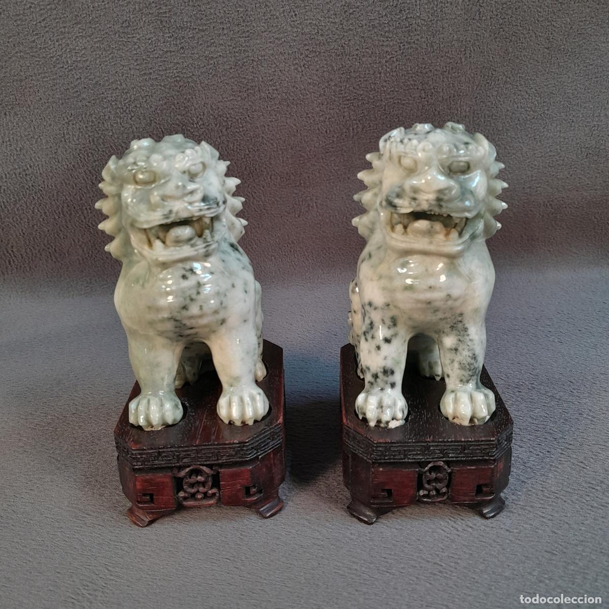 Francobolli: PAREJA DE LEONES FU DE PIEDRA TALLADA SOBRE PEANA DE MADERA. CHINOS. 1980 CA
