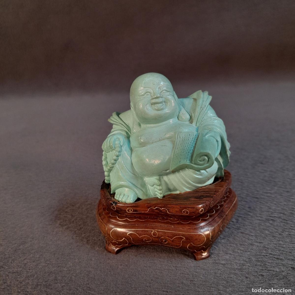 Francobolli: FIGURA DE BUDA SONRIENTE DE PIEDRA TALLADA SOBRE PEANA DE MADERA. SEGUNDA MITAD DEL S.XX