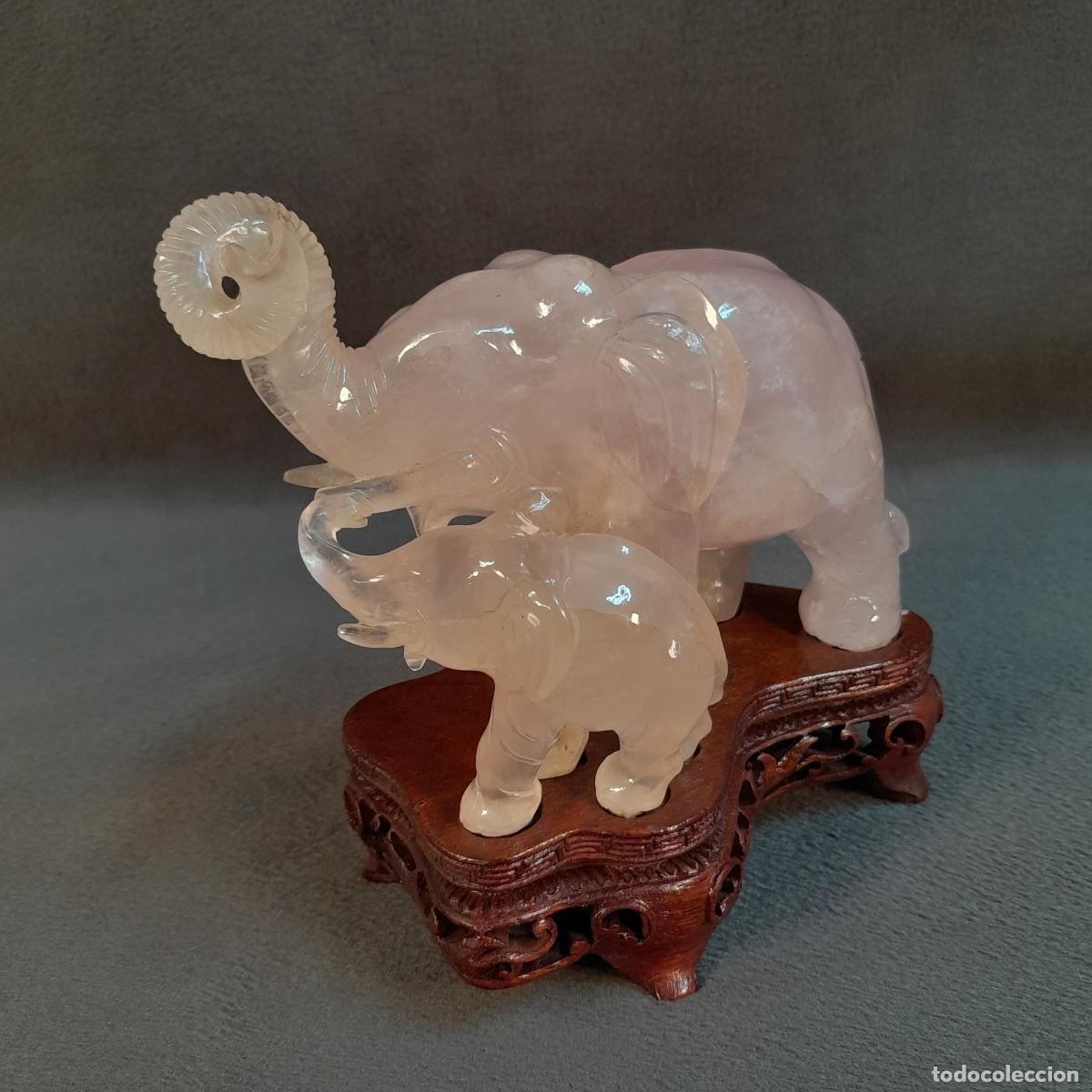 Sellos: FIGURA DE ELEFANTES DE CUARZO ROSA TALLADO SOBRE PEANA DE MADERA. CHINA. CA 1950