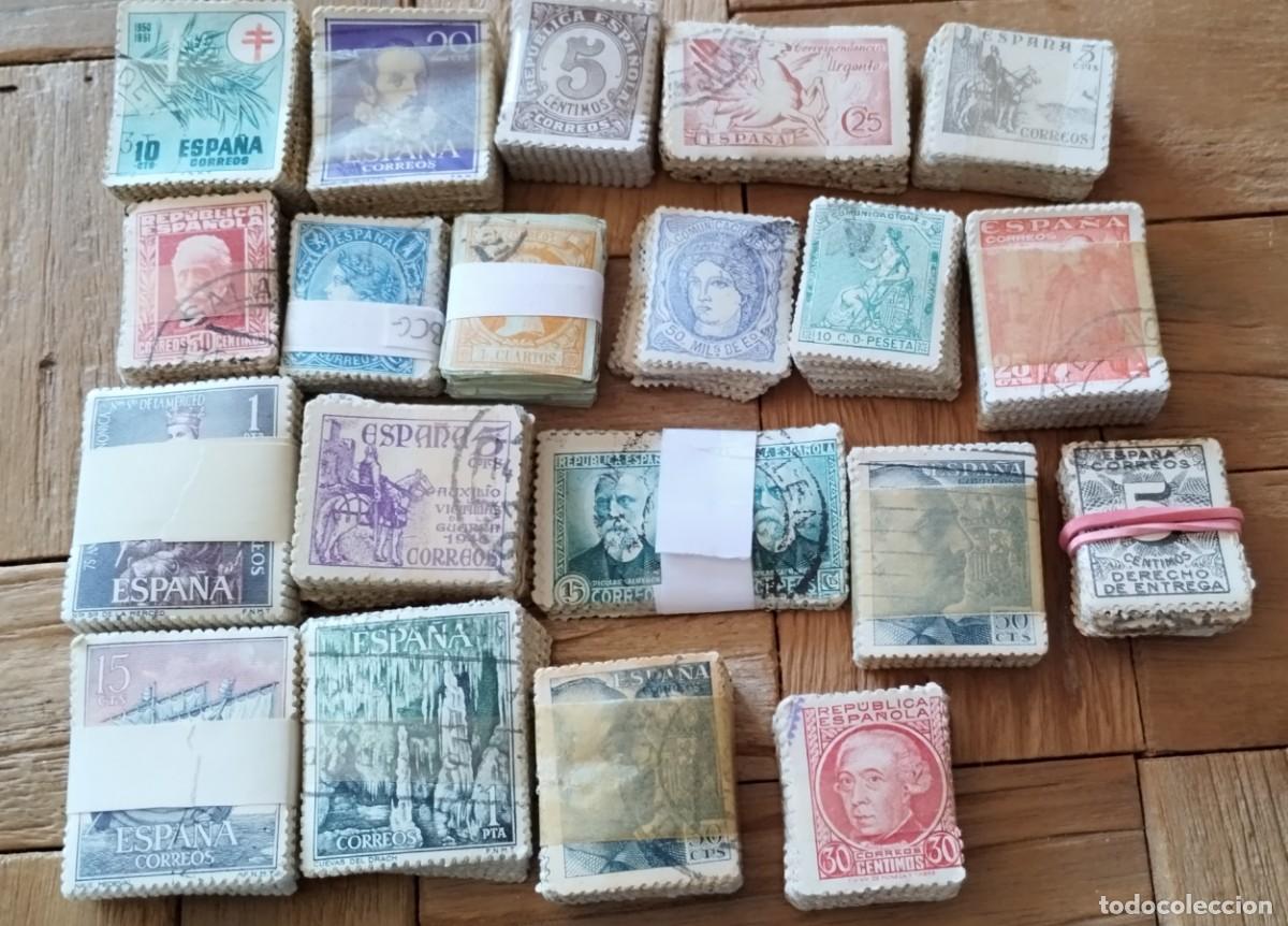 Sellos: Sellos en pastillas aproximadamente 1700 sellos se manda lo que se ve en la foto.