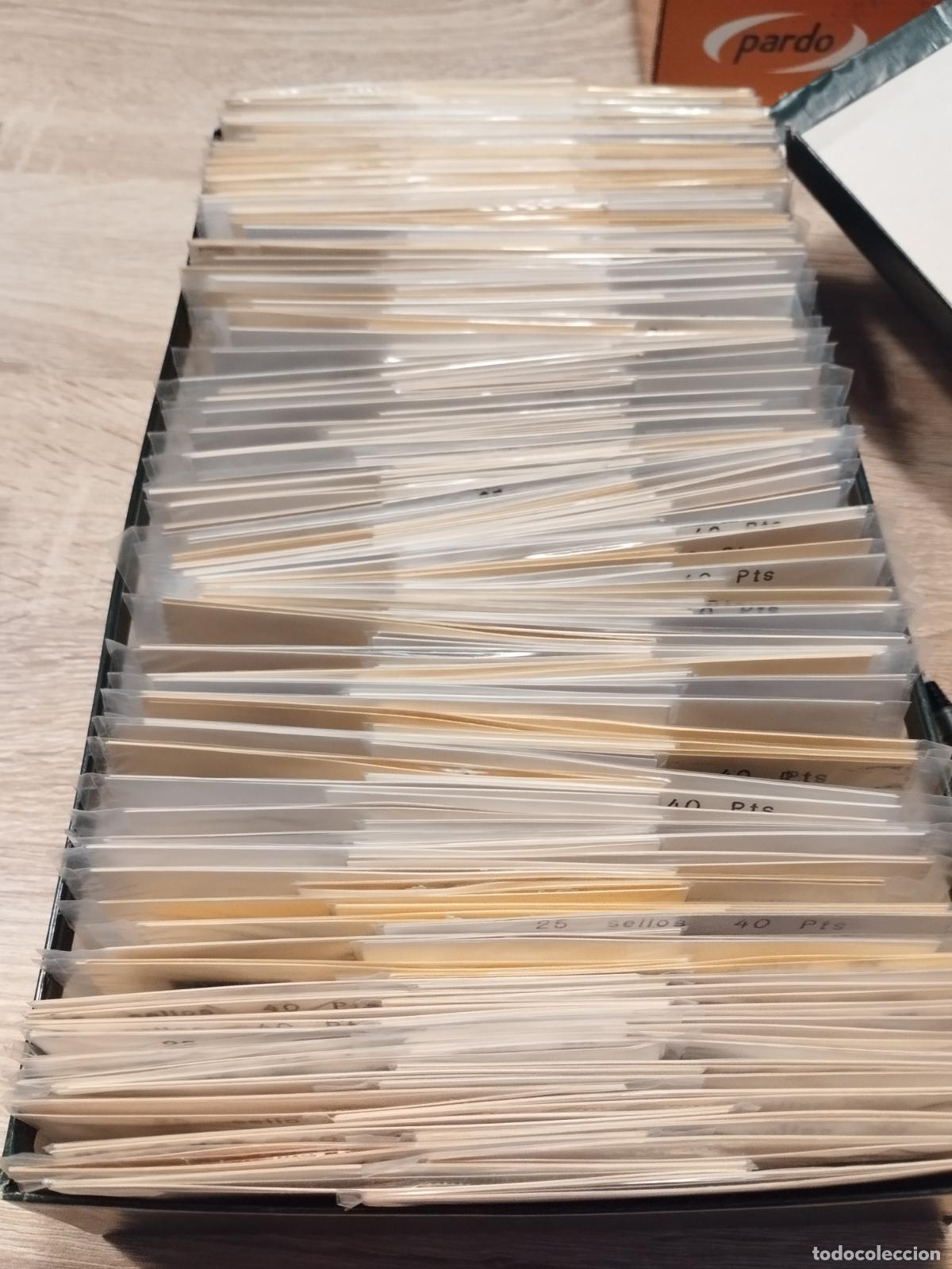 Sellos: CAJA CON 200 PAQUETES DE 25 SELLOS USADOS ESPA&Ntilde;A. TOTAL 5000 SELLOS. VER DESCRIPCION Y FOTOS.