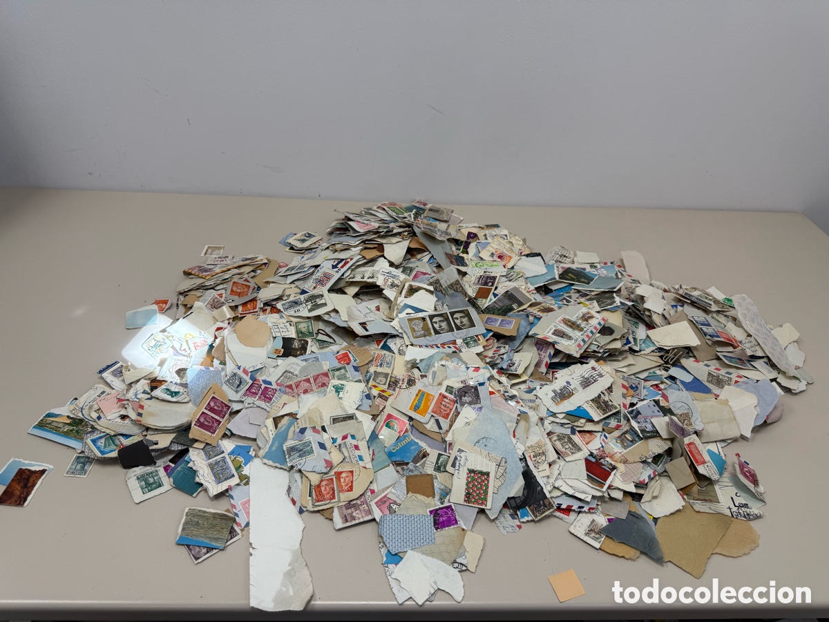 Sellos: Lote 2 kilos de sellos usados y pegados. Extranjeros y nacionales.