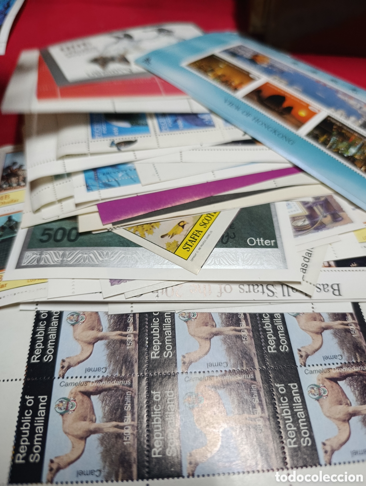 Sellos: Lote de 75 pliegos de sellos conmemorativo del mundo