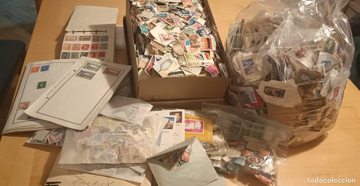 Sellos: Caja con gran cantidad de sellos mundiales usados.