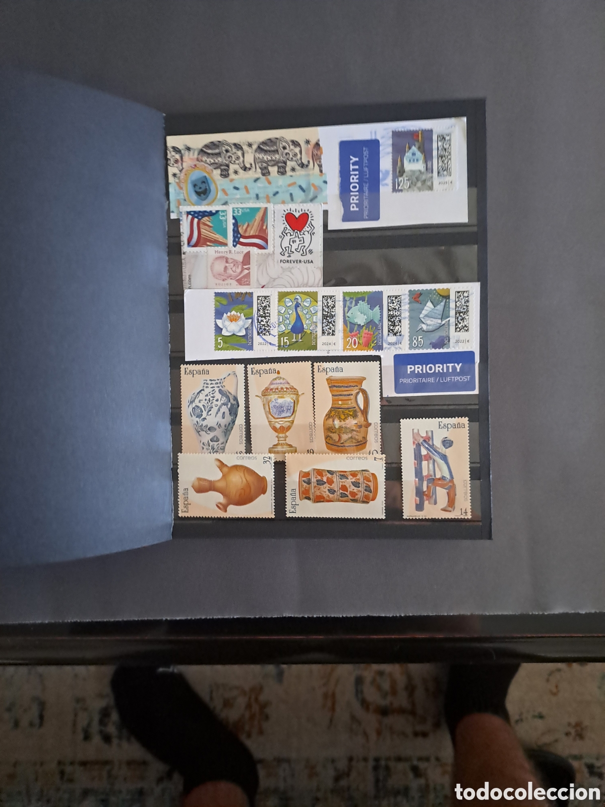 Timbres: clasificador con sellos, tarjetas, sobres, homenajes,....