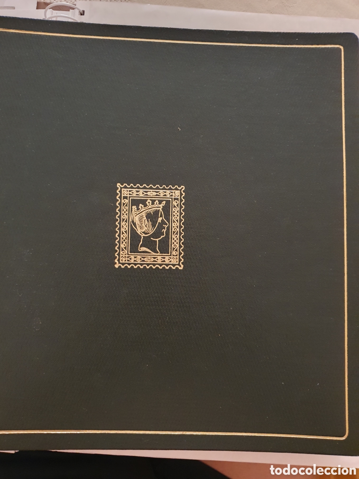 Timbres: Clasificador/&aacute;lbum con m&aacute;s de 40 p&aacute;ginas llenas de sellos mundiales