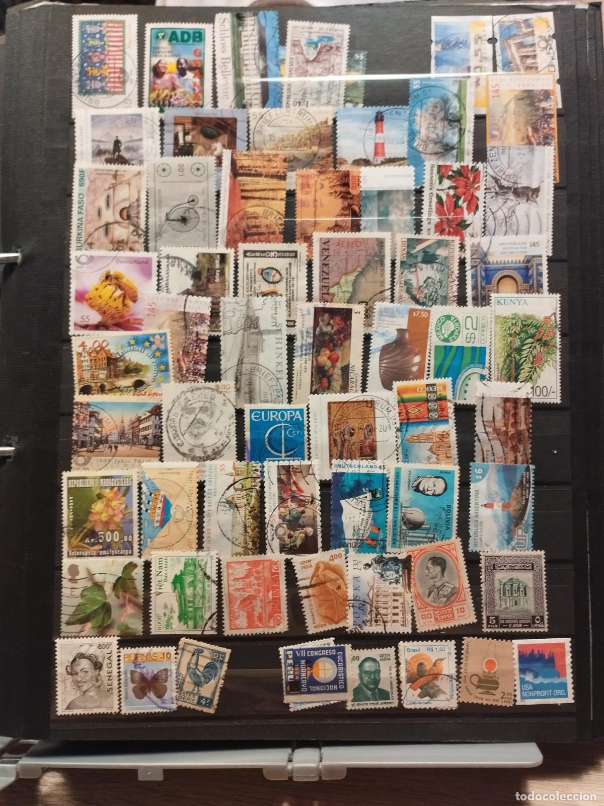 Briefmarken: DAR 08- CALSIFICADOR DE 2 ANILLAS CON CIENTOS DE SELLOS EXTRANJEROS SIN CLASIFICAR. HAY MODERNOS.