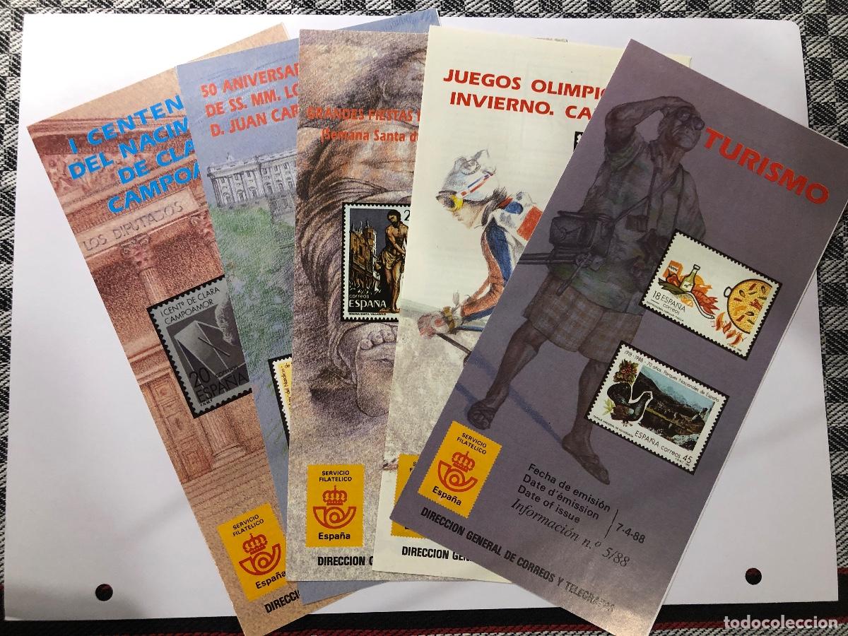 Sellos: 5 folletos / d&iacute;pticos informativos con 18 sellos y sobre Servicio Filat&eacute;lico de Correos Espa&ntilde;a 1988.
