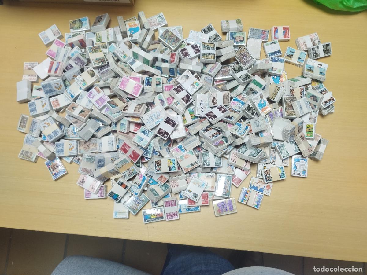 Sellos: BZB. BOLSA 1.- 30000 SELLOS USADOS DE ESPA&Ntilde;A EN PASTILLAS. VER FOTOS.