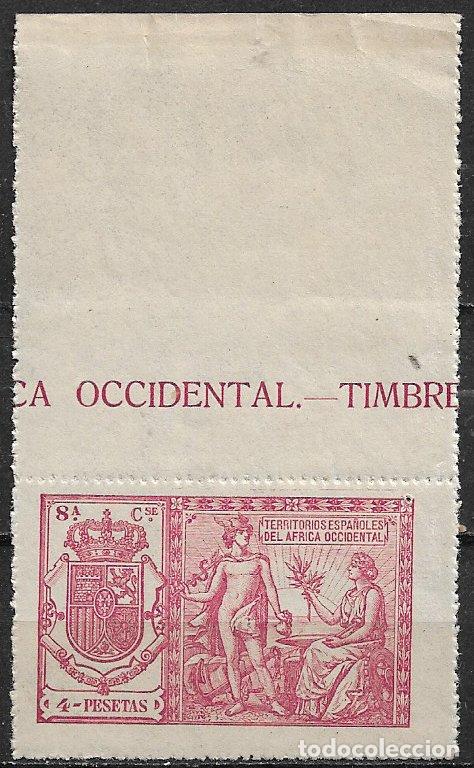 Sellos: &Aacute;frica Occidental Fiscal, P&oacute;liza 4 ptas. carm&iacute;n, Clase 8&ordf; * * LUJO