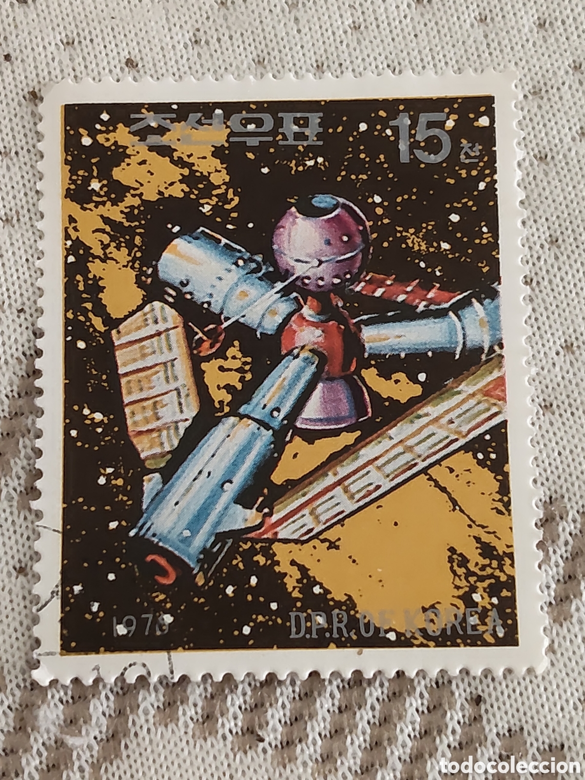 Sellos: Sello de Corea del Norte estaci&oacute;n orbital futurista con paneles solares 1976 muy bueno