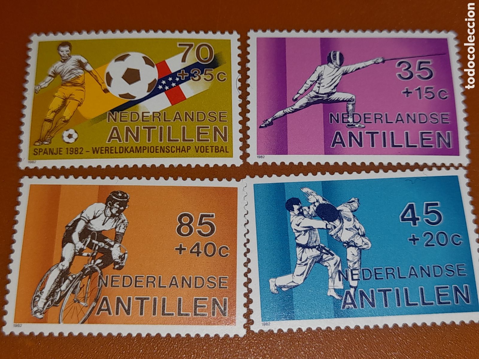 Sellos: Sello Antillas Holandesas nuevo 1982. Deportes. Ju2gos. Bandera. F&uacute;tbol. Esgrima. Judo. Ciclismo. Bi