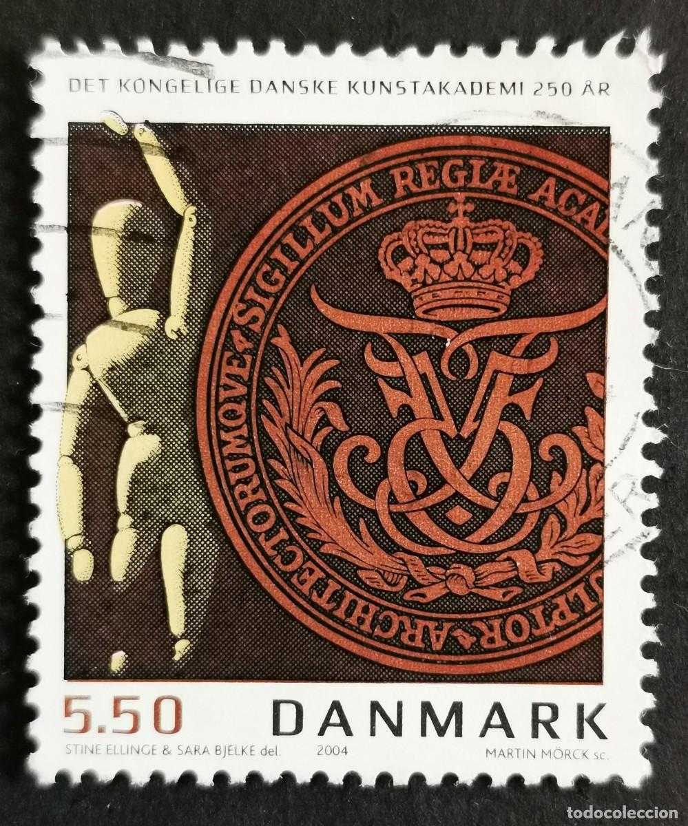 Sellos: Sello Dinamarca 2004, Figura de madera del artista y sello de la academia, 5.50 dkr. Michel: DK 1368