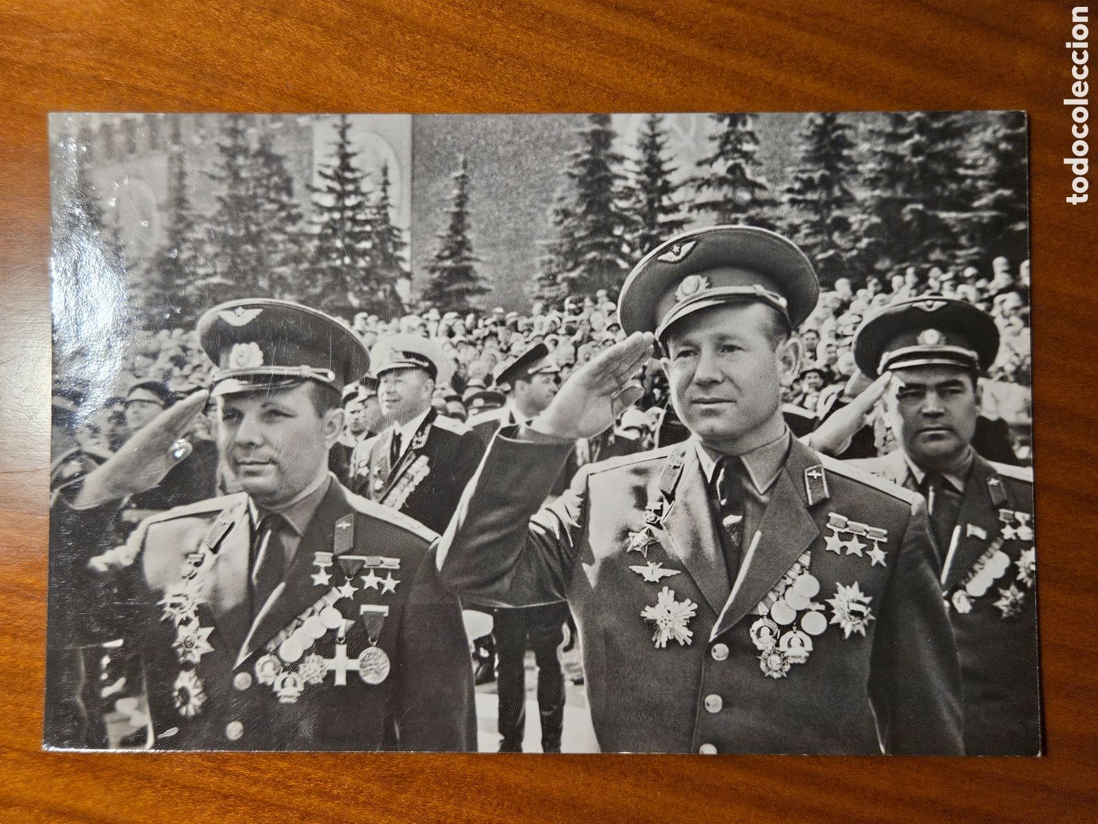 Briefmarken: fotograf&iacute;a hist&oacute;rica en formato postal de tres c&eacute;lebres cosmonautas sovi&eacute;ticos saludando uniformados