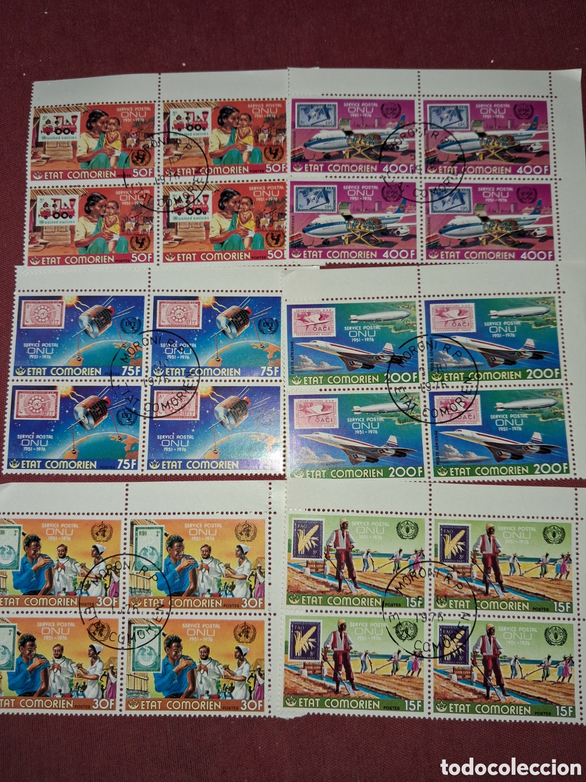 Sellos: Sello (2series) Comoras mtdo 1976. 25Aniv servicio postal N. Unidas Sat&eacute;lite. Aviones. Espacio Agric
