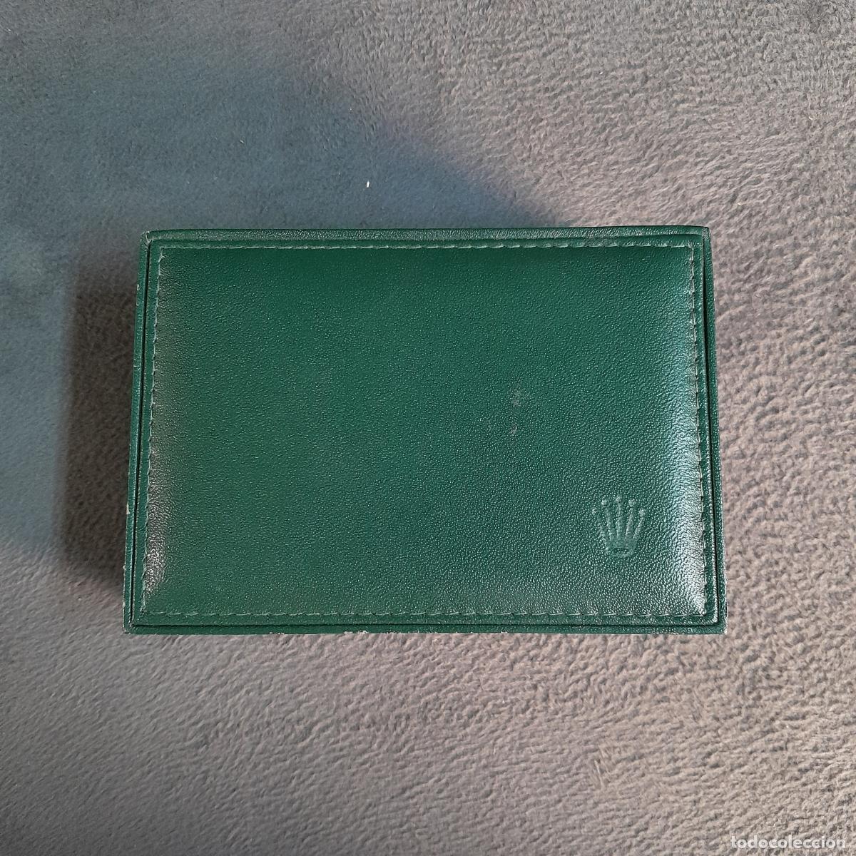 Sellos: ESTUCHE ANTIGUO DE ROLEX DE MADERA Y PIEL SINT&Eacute;TICA VERDE. SUIZA. SEGUNDA MITAD S.XX
