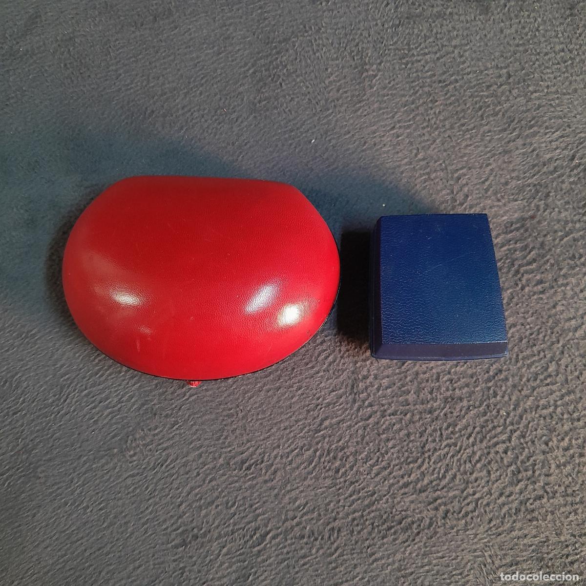Sellos: LOTE DE DOS ESTUCHES ANTIGUOS DE JOYER&Iacute;A EN S&Iacute;MIL PIEL Y PL&Aacute;STICOS. SEGUNDA MITAD S.XX