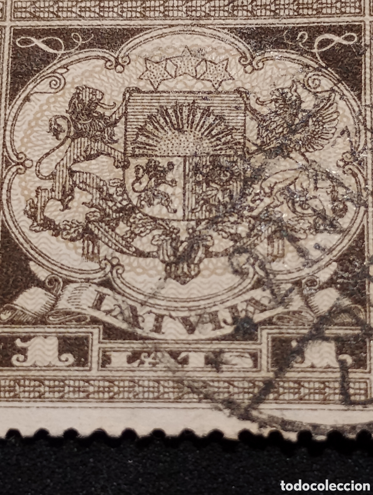 Briefmarken: El sello presenta el escudo de armas nacional de Letonia, que incorpora un sol naciente.