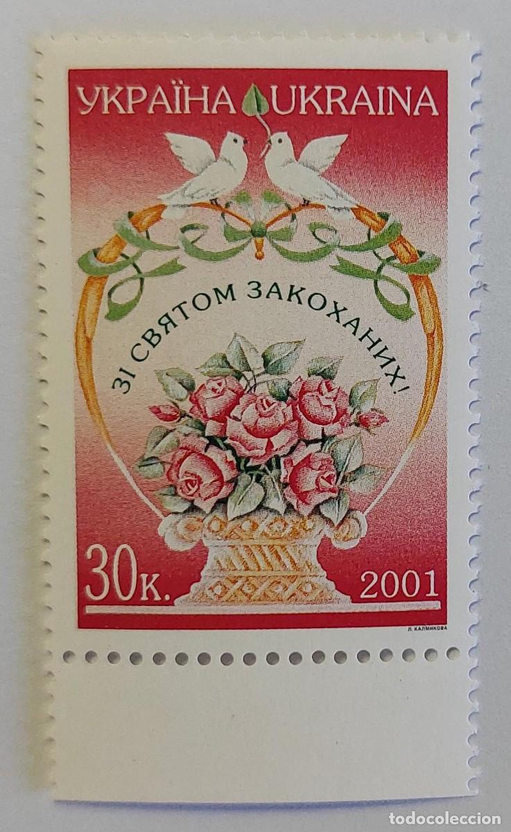 Sellos: UCRANIA 2001 D&iacute;a de San Valent&iacute;n, dos palomas sosteniendo una rama sobre un jarr&oacute;n de rosas ** MNH