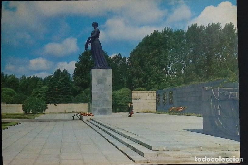 Sellos: KV)1976, RUSSIA, VIEW OF A WAR MEMORIAL MONUMENT FEATURING A FEMALE STATUE AND MEMORIAL WALL SURROU
