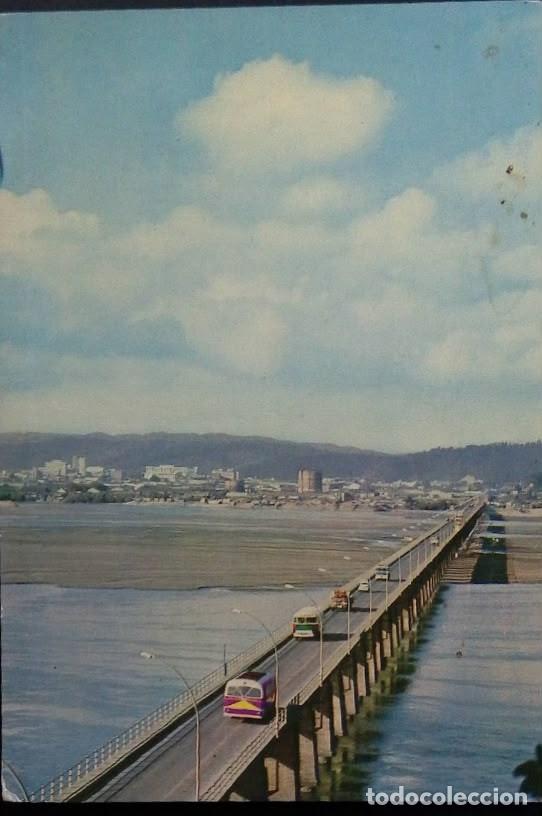 Sellos: KV)1979, AUSTRALIA, PANORAMIC VIEW OF A LONG BRIDGE CROSSING AN ESTUARY OR RIVER WITH VEHICLES IN TR