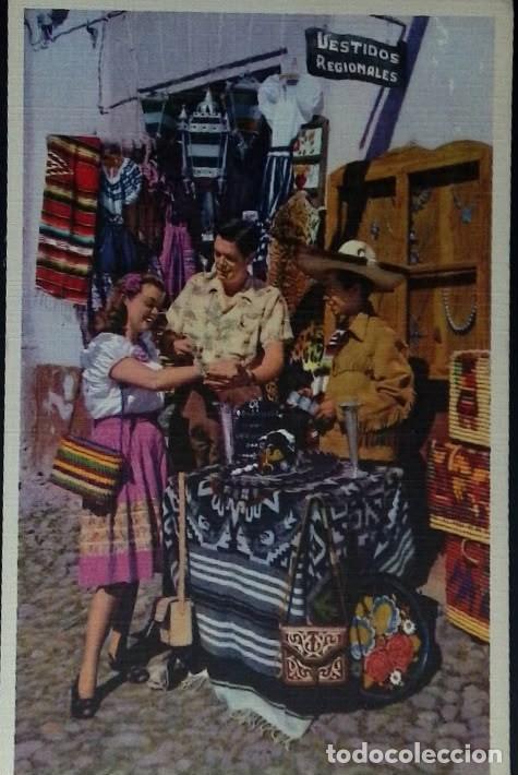 Sellos: KV)MEXICO, CRAFT MARKET SCENE WITH REGIONAL CLOTHING AND TRADITIONAL TEXTILES WHERE TOURISTS ARE VIE