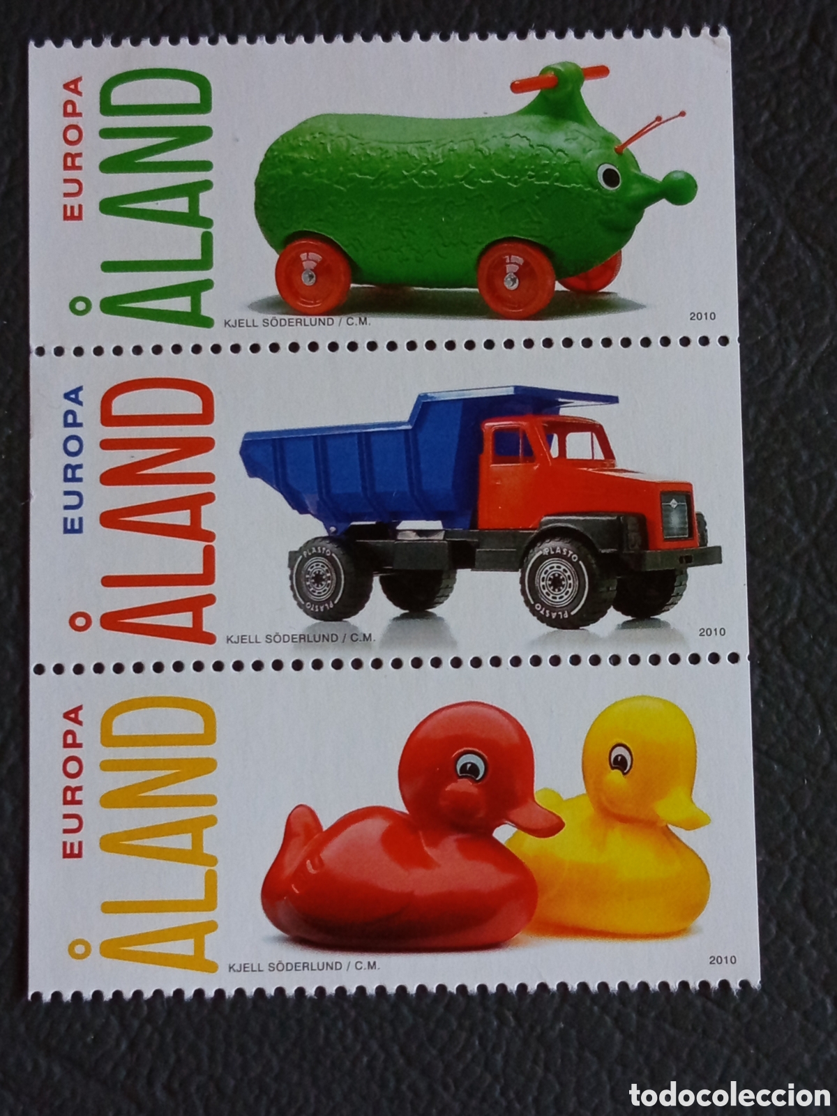 Sellos: Tira de 3 Sellos &Aring;land 2010 Europa Juguetes Tradicionales de Plasto MNH.