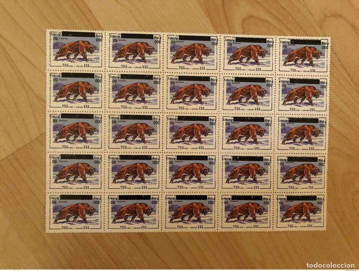 Sellos: Madagascar 1998/1999 Mi. 1205 Dinosaur Smilodon sobreimpreso tablero volcado