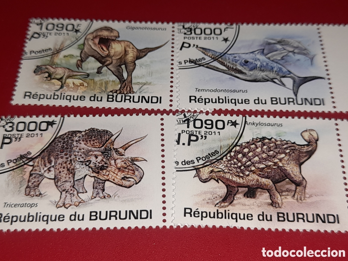 Sellos: Sello Burundi mtdo 2011. Dinosaurios. Animales prehistoria. Mesozoico. Fauna. Triceratos. Gigantosau