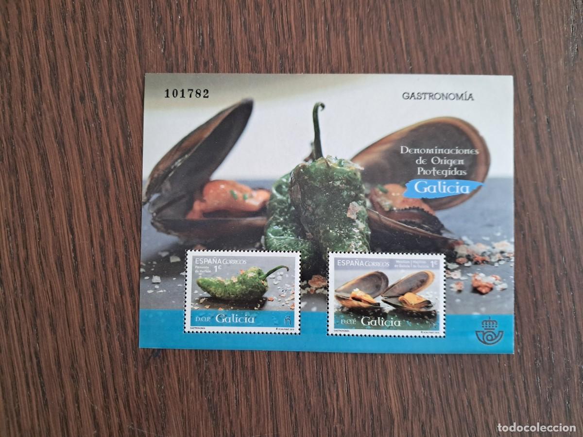 Stamps: Espa&ntilde;a. 4994 HB Gastronom&iacute;a: Pimiento Herb&oacute;n/Mejill&oacute;n (Galicia). 2015. Sellos nuevos