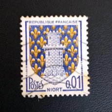 Sellos: 17 STAMPS OF COATS OF THE REGIONS OF FRANCE. CONDITION AS SEEN IN THE PICTURES.