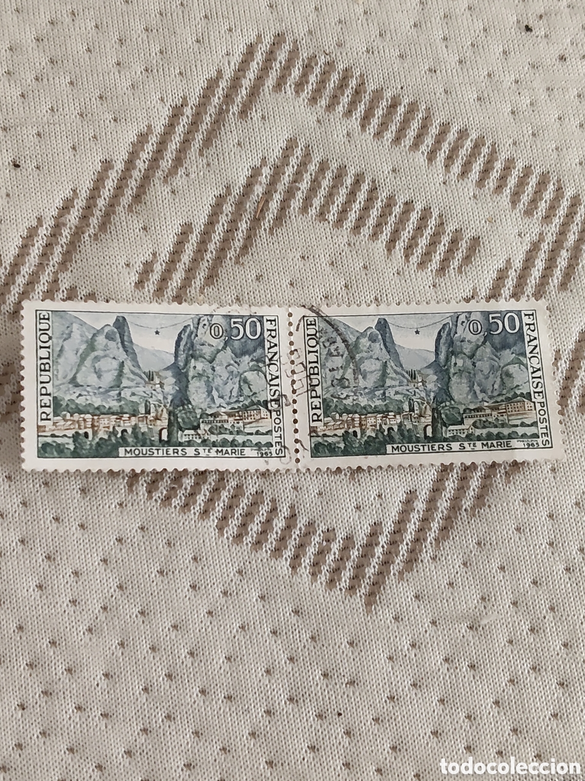 Sellos: Bloque de 2 sellos de Francia paisajes de Moustier Saintemaria(Alpes de Alta Provenza) 1965 usados