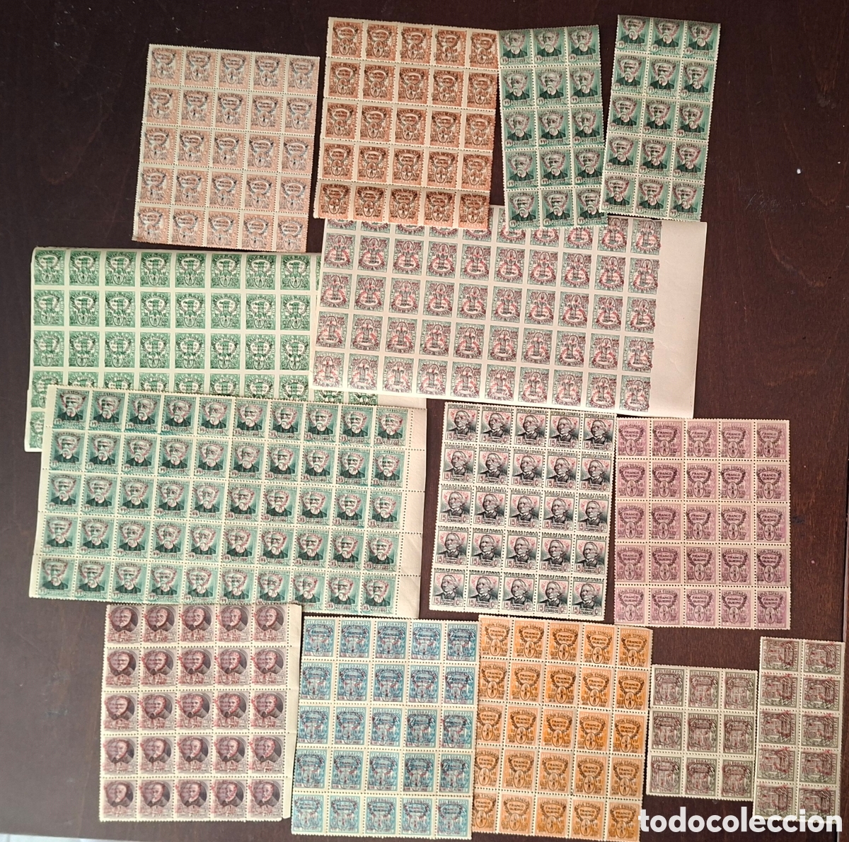 Timbres: Emisiones patrioticas Sevilla sobrecarga Franco Queipo mas de 350 sellos en bloques nuevos **