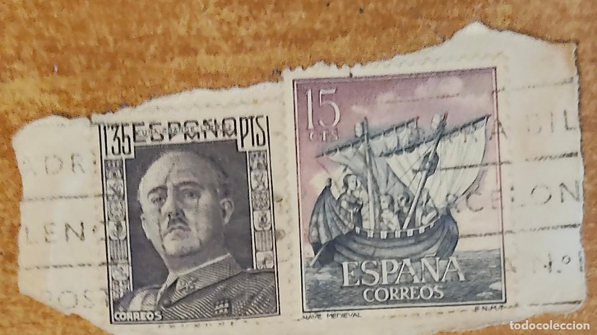 Sellos: Esta imagen muestra dos sellos de correos espa&ntilde;oles de mediados del siglo XX adheridos a un fragment