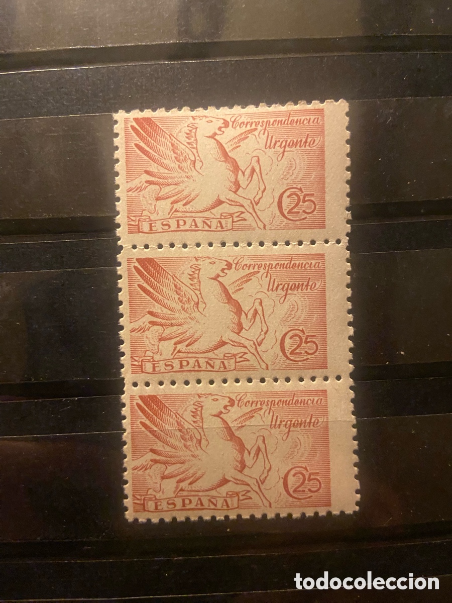 Sellos: Pegaso 1942. MNH. EDIFIL 952. Tr&iacute;o horizantal