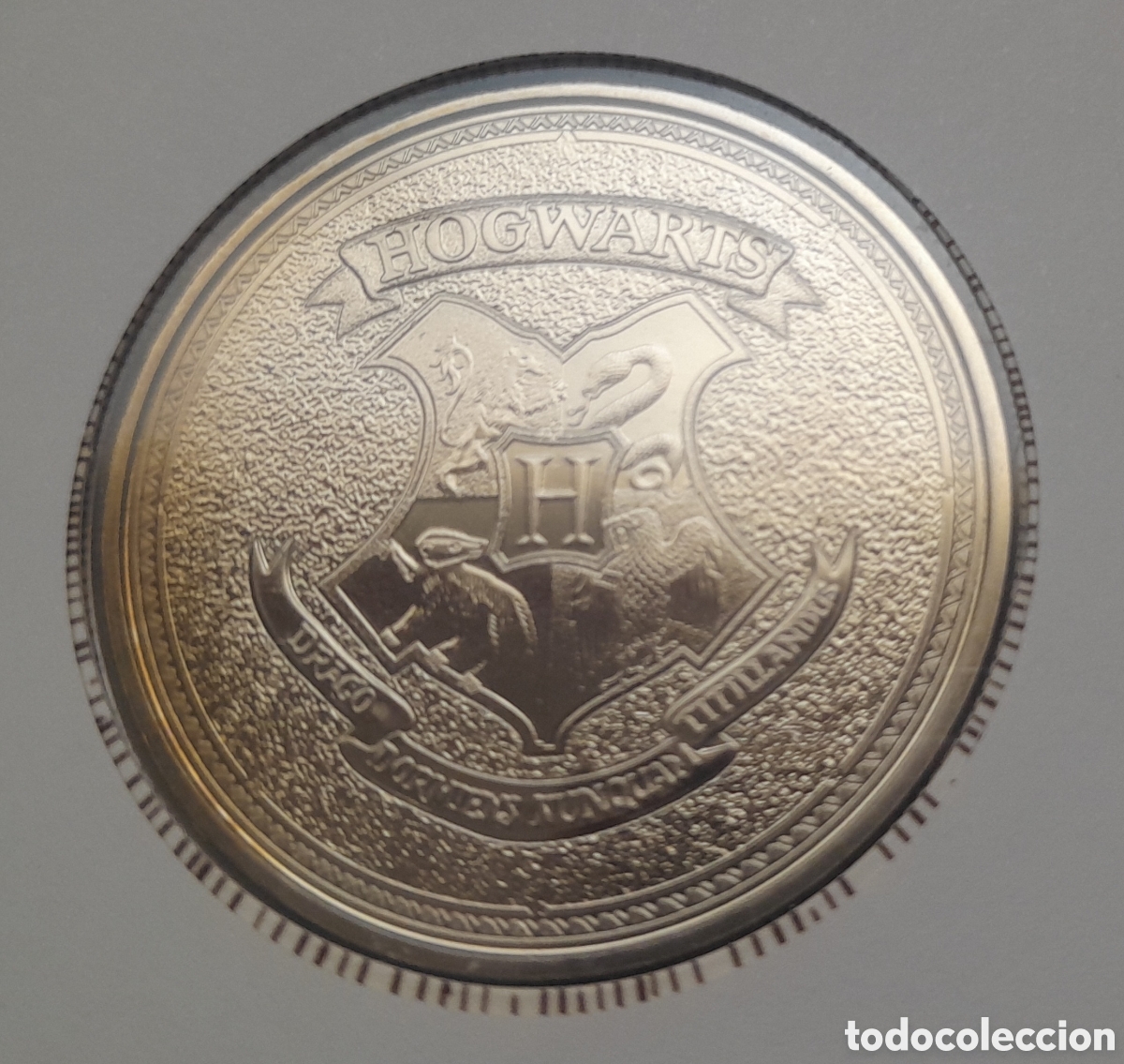 Sellos: Medalla de Howart's (Harry Potter) presentado en tarjeta y sobre con sellos de los profesores