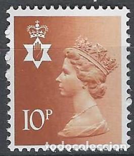 Sellos: REGIONALES DEFINITOS DE IRLANDA DEL NORTE 1976 - ISABEL II, 10P MARR&Oacute;N ANARANJADO - MNH**