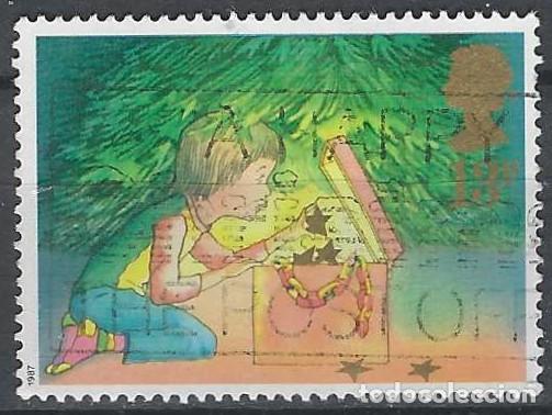 Sellos: GRAN BRETA&Ntilde;A 1987 - NAVIDAD, DECORANDO EL &Aacute;RBOL - USADO