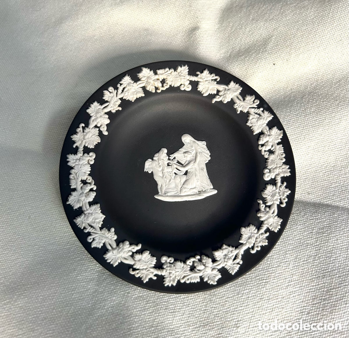 Sellos: Wedgwood Black Jasperware &ldquo;Cupid as Oracle&rdquo; &ndash; small plate / trinket dish