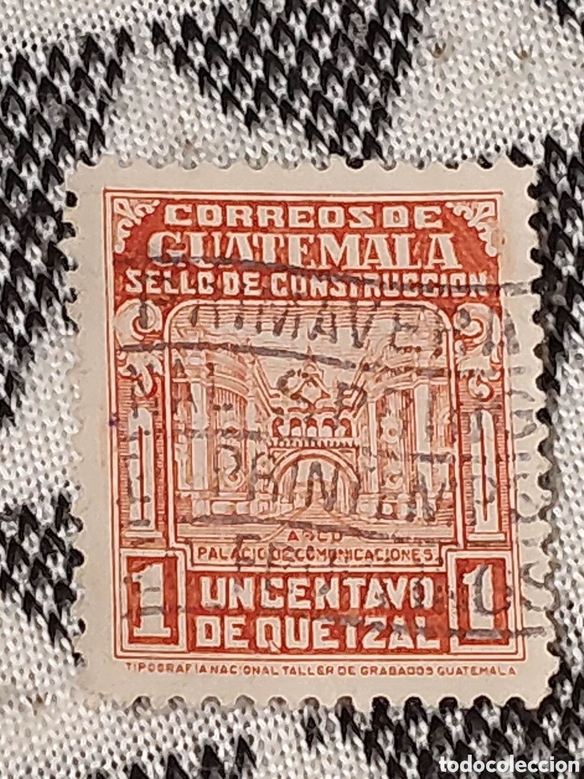 Sellos: Sello de Guatemala arco y la reconstrucci&oacute;n del Palacio de Comunicaciones 1945 usados