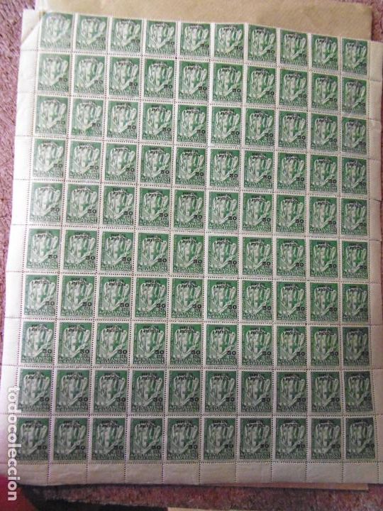 Briefmarken: Pliego 100 sellos Ayuntamiento Barcelona impuestos indirectos 30 centimos