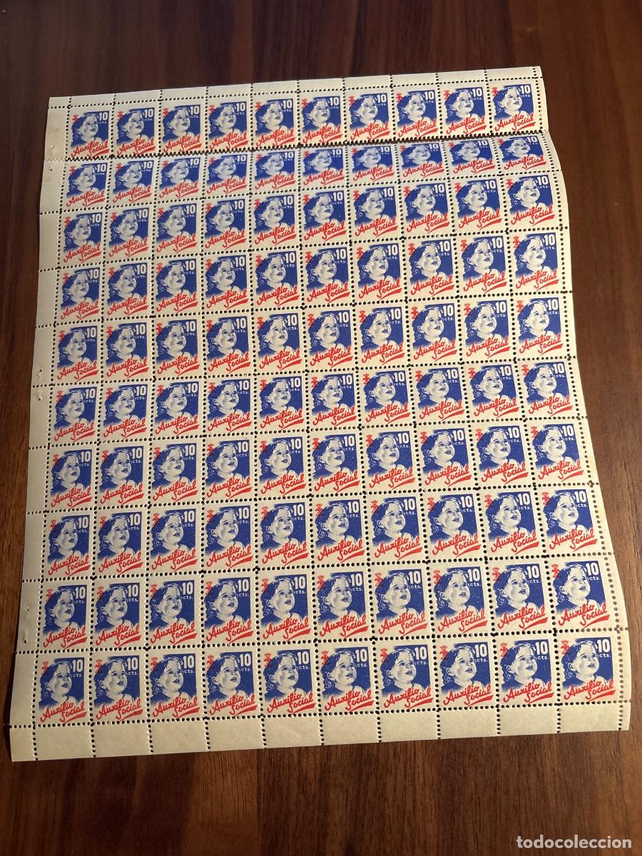 Sellos: Pliego completo original de 100 vi&ntilde;etas de Auxilio Social de 10 c&eacute;ntimos.