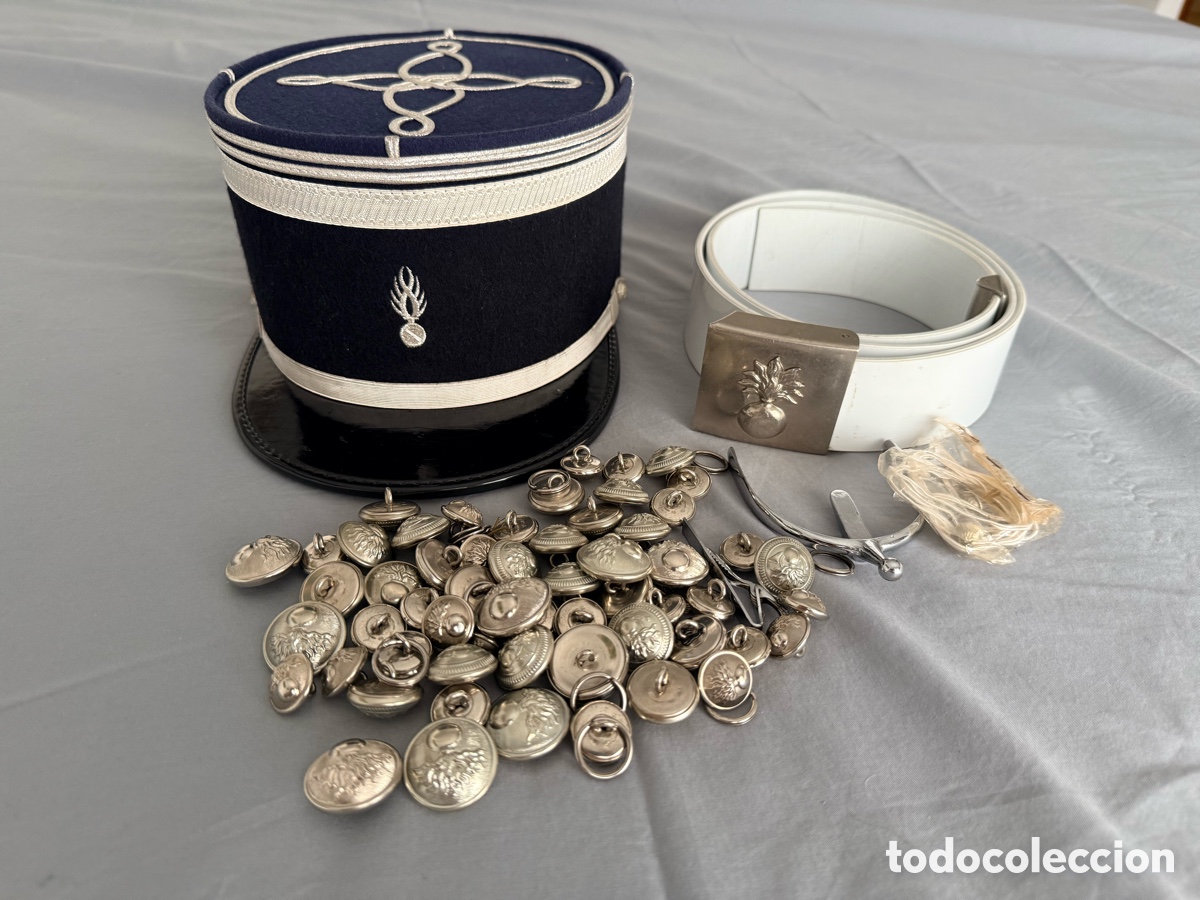 Sellos: Kepi, cintur&oacute;n gala y botones Gendarmer&iacute;a Francesa.