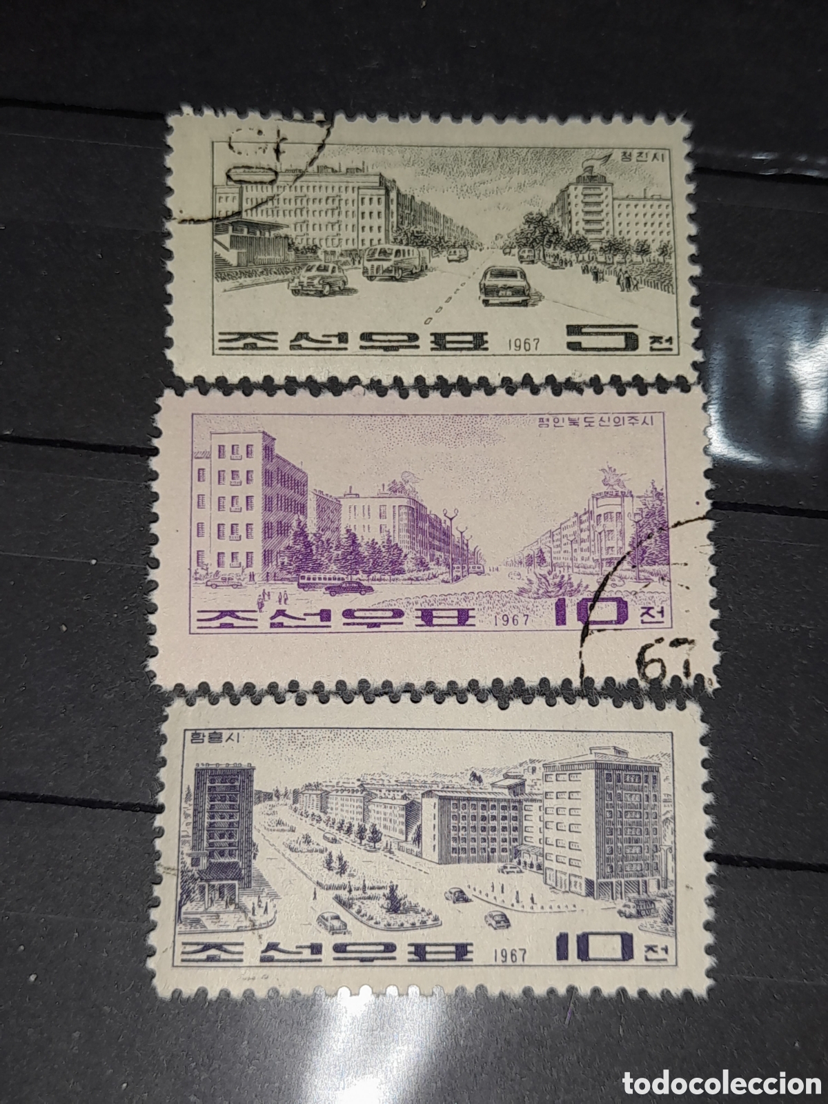 Sellos: Sello Corea Norte mtdo 1967. Ciudades. Vistas. Arquitectura. Coches. Sinuiji. Hamhung. Plazas Jardin