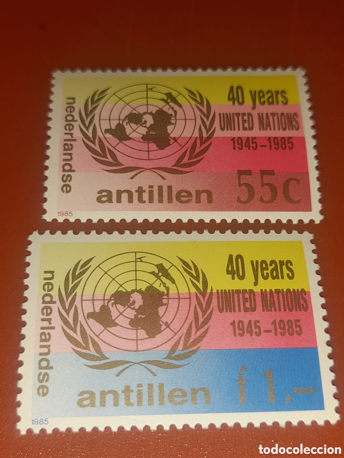 Sellos: Sello Antillas Holandesas mtdo 1985. 40Anov Naciones Unidas. Banderas. Emblema. Globo terr&aacute;queo.