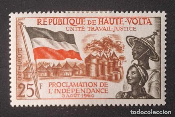 Sellos: Alto Volta 1960 Mi. 92 Proclamaci&oacute;n independencia bandera aldea