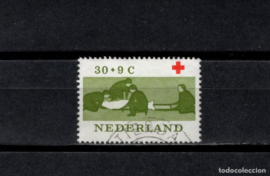 Sellos: Sello usado. Centenario Cruz Roja. Primeros auxilios. 1963 mayo. Yvert 779.