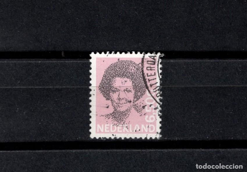 Sellos: Sello usado. Reina Beatriz. Sello 65 centavos. Marzo de 1982. Yvert 1168.