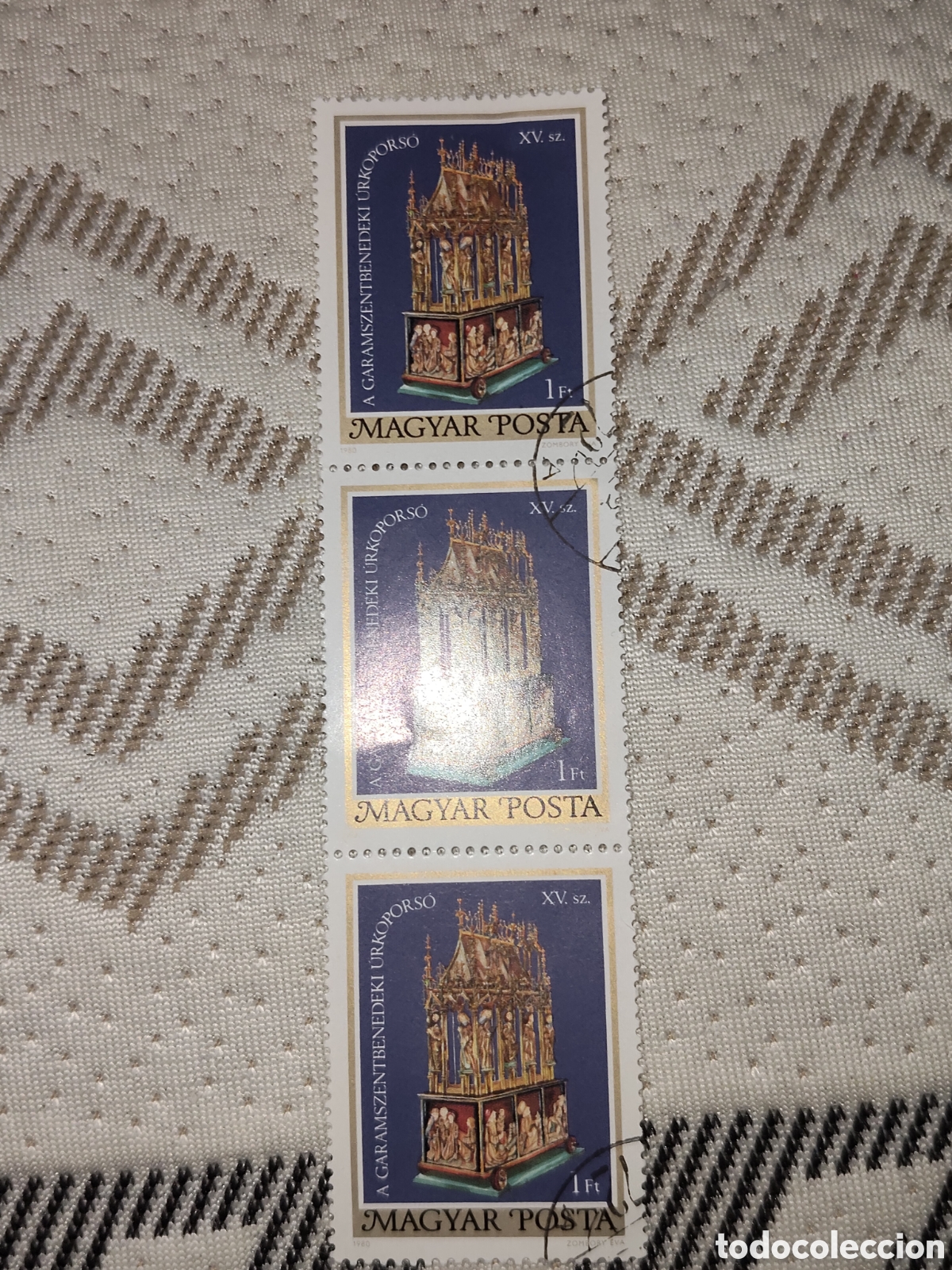 Sellos: Bloque de 3 sellos de Hungr&iacute;a Relicario o sepulcro de Pascua de Garamszentbened 1980 muy buenos