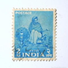 Sellos: SELLO POSTAL INDIA 1955, 2 ANNA, OFICIOS, MUJER HILADORA, USADO. Lote 294004163
